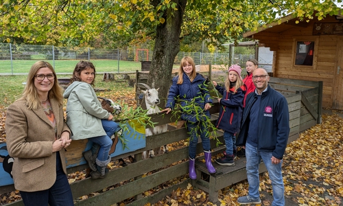 Nicole Kannewurf von der Margarethe Schnellecke Stiftung (links) und Steffen Kirsch von der Jugendförderung mit Teilnehmern des Herbstferienprogramms auf dem Aktivspielplatz Fallersleben. 