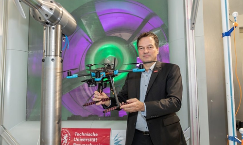Prof. Dr. Jens Friedrichs, Leiter des Instituts für Flugantriebe und Strömungsmaschinen, mit Drohne im neuen Windkanal der TU Braunschweig.
