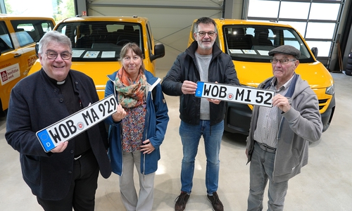 Bonifatiuswerk-Generalsekretär Monsignore Georg Austen (links) übergibt den neuen BONI-Bus an (von links) Natalie Triller, Henry Parrer und Bernhard Tauermann von der katholischen Pfarrgemeinde St. Michael im Bistum Hildesheim. 