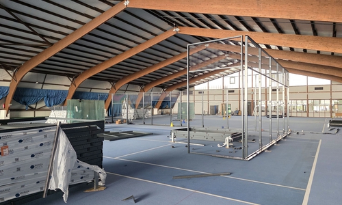 Der erste Padel-Käfig in der ehemaligen Tennishalle nimmt schon Form an.