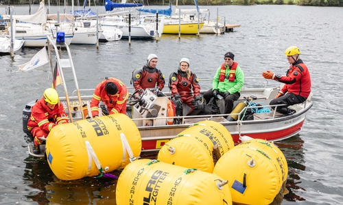 Das Tauch-Team der DLRG transportierte den Anker zunächst mit dem Boot.