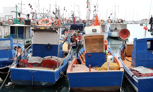 Schiffe in einem Hafen (Archiv)