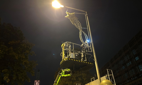 Mit der Anbringung der diesjährigen Winterbeleuchtung wurde begonnen.