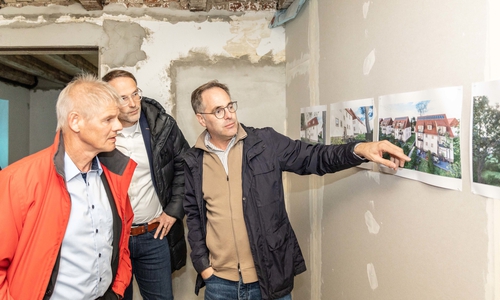 Oberbürgermeister Frank Klingebiel, Stadtbaurat Michael Tacke und Andreas Schürmann schauen sich die Pläne an.