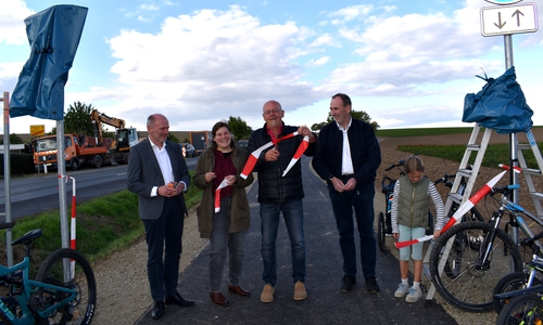 Gaben den Radweg für den Verkehr frei (v.l.n.r.): Volker Eggers (Max Kroker Bauunternehmung), Magdalena Zimmermann (Stadtentwicklung und Mobilität, Stadt WF), Ortsbürgermeister Andreas Rink, Torsten Ruhe (Werksleiter Wirtschaftsbetriebe LK WF) und eine junge Wendessenerin.