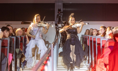 Das Violin-Duo Angelstrings.