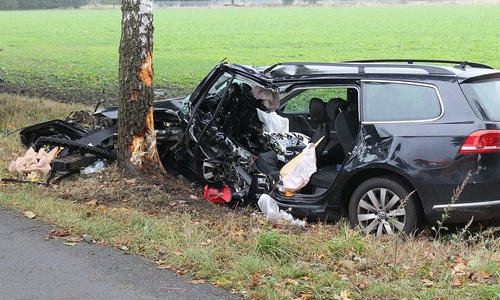 Das verunfallte Fahrzeug an der Einsatzstelle (Archiv)