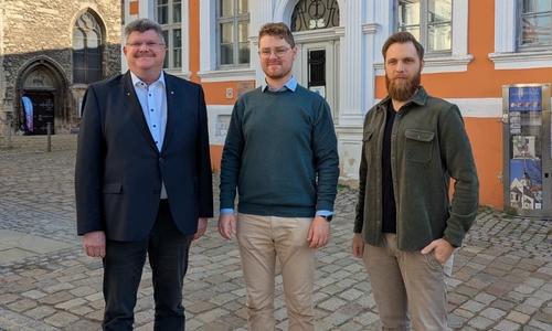 Bürgermeister Alexander Hoppe (li.) und Phil Kühnholz, Klima- und Umweltschutzmanagement Stadt Königslutter (re.) mit einem Vertreter der Regionalen EnergieAgentur e. V..