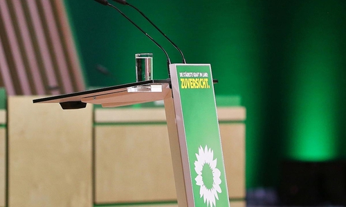 Rednerpult bei Grünen-Parteitag (Archiv)