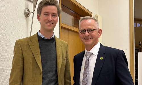 Georg Freiherr von Münchhausen (li.) mit Dirk Neumann bei der Vereidigung.