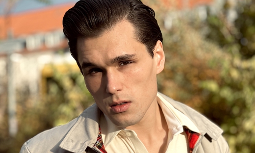 Der Berliner Sänger und Performer Dominic Möws kommt am 24. Oktober mit seiner Band The Class-O-Mates auf die Goslarschen Höfe und erweist dem King of Rock n Roll die Ehre.