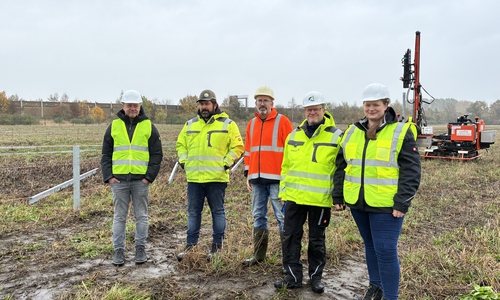 Michael von Loh (Geschäftsführer SESP ), Christian Balcer (Bauleiter CEC Solar), Christian Ohse-Kettig (Flächeneigentümer), Falk Tietze und Lara Witte (Ebert erneuerbare Energie) (v. li.).