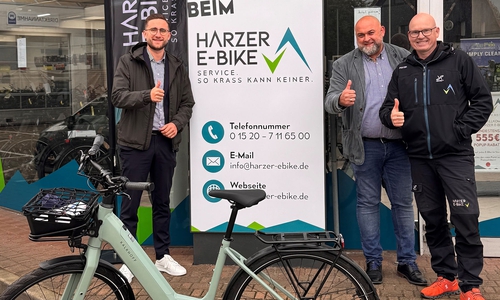 Martin Silberborth (re.), Dennis Schoon und Jonas Münzebrock (li.) vor dem Pop-Up-Store.