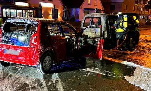 Nach dem Unfall war eines der Autos plötzlich in Brand geraten.