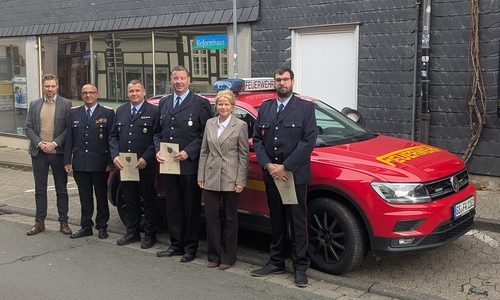 Sechs Veränderungen in den Führungsriegen der Feuerwehren Lengde und Wiedelah standen an. Aus persönlichen Gründen konnten erstmal nur eine Ernennung und zwei Entlassungen vorgenommen werden. Oberbürgermeisterin Urte Schwerdtner (2. v. re.) entließ im Beisein von Sven Busse (v. li.), kommissarischer Fachbereichsleiter Bürgerservice der Stadt Goslar, und Stadtbrandmeister Christian Hellmeier Dominik Steinmeier (re.) und Hendrik Zimmermann (3. v. li.) und ernannte Sven Michaelis (3. v. re.).