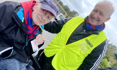 Ordner Markus Theiner überreicht Andreas Hintze seine neue Saisonkarte der SV Gifhorn e.V..