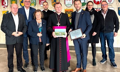 Oberbürgermeister Dennis Weilmann (3. v. re.) mit dem ukrainischen Bischof Gonscharuk. 