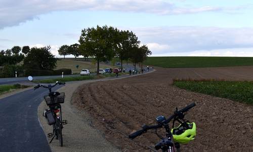  Der neue Radweg ist baulich von der Straße durch einen Graben getrennt. Die Wendessenerinnen und Wendesser machten zur Eröffnung auf eine sicherer erste Probefahrt.