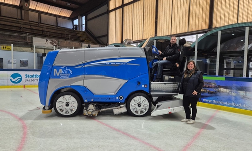 Arne Lorenz und Sarah Arnhold mit der neuen Eisaufbearbeitungsmaschine.