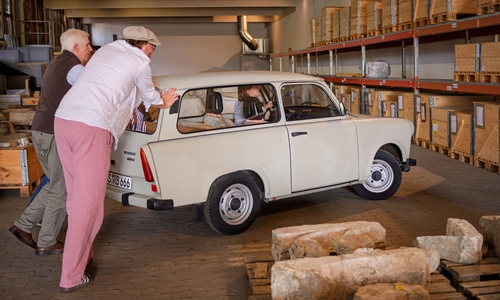 Rudolf-Hugo Blume (links) und Christoph Bongert bewegen den Trabi auf seinen Stellplatz im Depot.