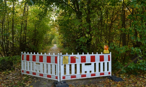 Gesperrter Weg im Vechelder Schlosspark.