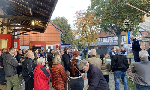 Ortsbrandmeister Matthias Hartlich begrüßte unter der Richtkrone die Gäste des Richtfestes.