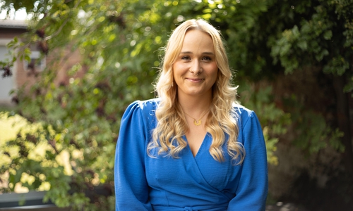 Corinna Wolf-Bartens bekommt die Auszeichnung stellvertretend für die Gesamtleistung der Produktion.