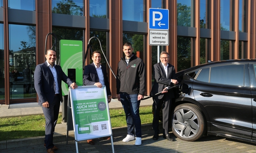 Lukas Ritzka-Cole (Geschäftsführer der BRAWO GE Solution GmbH), Marcus Flentje (Projektleiter bei BRAWO Green Energy), André Wulsdorf (Inhaber von elektro38) und Markus Wenk (Leiter Unternehmensservice der Volksbank BRAWO) nehmen die Ladesäulen am Business Center II in Betrieb.