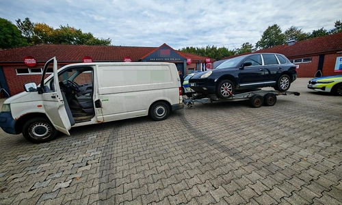 Überladener Kleintransporter mit Anhänger und geladenem SUV in Delmenhorst (Archiv)