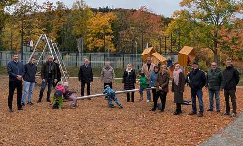 Die neuen Spielgeräte wurden noch vor der offiziellen Eröffnung des Spielplatzes „Am Lindenplan“ durch Goslars Oberbürgermeisterin Urte Schwerdtner (Mitte) von den Kindern in Beschlag genommen. Auch die anwesenden Ratsmitglieder und die städtischen Verwaltungsmitarbeitenden waren vom Ergebnis der mehrmonatigen Umbauphase begeistert.