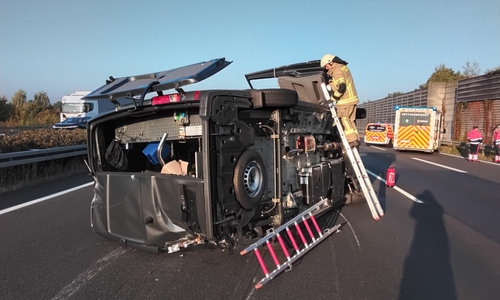Der Transporter war auf die Seite gekippt.