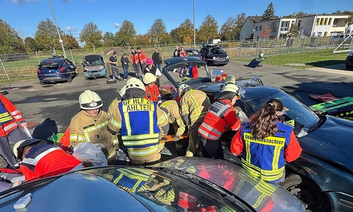 Person wird aus dem Fahrzeug gerettet (Archiv)