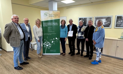 Reinhard Mann (Hospiz), Rainer Dworog und Simone Kessner (Geschäftsführung Konrad-Fonds), Gabriele Grabenhorst (Hospiz), OB Klingebiel (Kuratoriumsvorsitzender) , Angelika Fiegen, Ralf Kielkowsky und Koordinatorin Christine Fritsche (alle Hospiz)