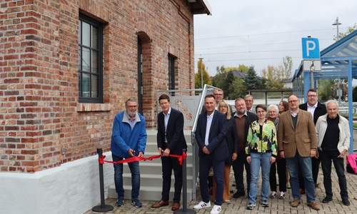 Gruppenfoto bei der feierlichen Eröffnung.