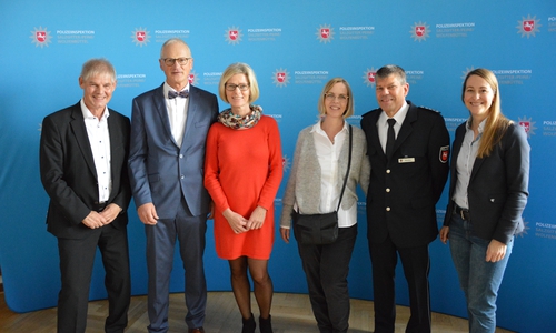 Auf dem Foto sind der bisherige und der neue Dienststellenleiter gemeinsam mit ihren Partnerinnen, der Oberbürgermeister der Stadt Salzgitter, Frank Klingebiel (li.) sowie die Leiterin der Polizeiinspektion Salzgitter/Peine/Wolfenbüttel Imke Krysta (re.) zu sehen.