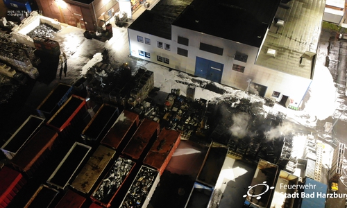 Auf dem Gelände standen mehrere Gitterboxen Elektroschrott in Flammen.