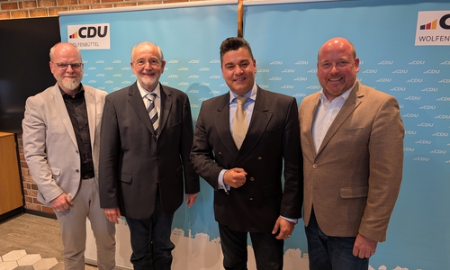 Tobias Thurau (2. v.r.) mit (v.r.) dem CDU-Kreisvorsitzenden Holger Bormann, dem Fraktionsvorsitzendem im Kreistag, Michael Wolff und Tobias Breske, Stellvertretender Kreisvorsitzender.