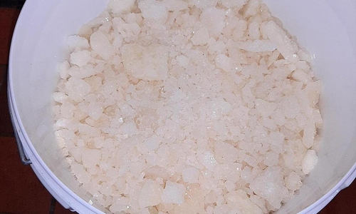 In mehreren Eimern einer per LKW transportierten Lieferung wurde Amphetamin entdeckt und beschlagnahmt (Archiv)