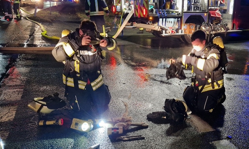 Feuerwehrkräfte bereiten sich auf den Einsatz vor.