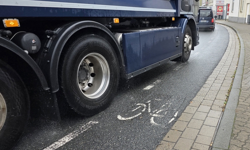 Hier hat man versucht den Radschutzstreifen zu entfernen.