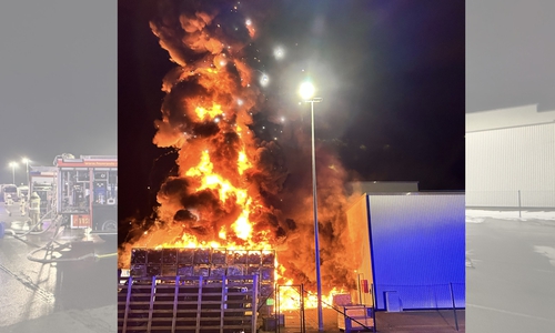 In der Nacht zu Sonntag kam es auf dem Gelände eines Elektroschrott-Entsorgungsbetriebs in Harlingerode zu einem Großbrand