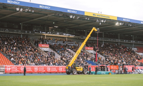 Eine akrobatischen Vertikaltuchshow in luftiger Höhe begeisterte die Studienanfänger bei der Erstsemesterbegrüßung im Eintracht-Stadion.