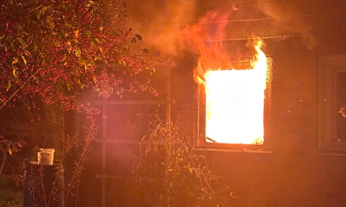 Das Feuer breitete sich bereits in den Spitzboden aus.