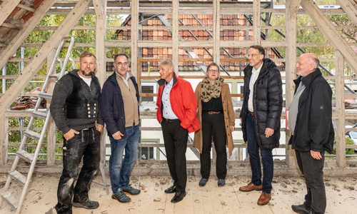 Maik Pommerening (Zimmereibetrieb und Generalunternehmer), Andreas Schürmann (Investor), Oberbürgermeister Frank Klingebiel, Gabriele Götze (Teamleiterin Bauordnung/Denkmalschutz), Stadtbaurat Michael Tacke und Andreas Bittner (Referatsleiter Stadtumbau und Soziale Stadt) im Dachgeschoss, das ausgebaut werden soll