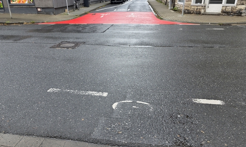 Nicht mehr richtig da, aber auch nicht richtig weg: Der Fahrradstreifen in der Dr. Heinrich-Jasper-Straße. Gegenüber ist die Einfahrt zur Fahrradzone. 