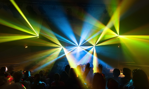 Die Lasershow wird mehrmals am Tag gezeigt.