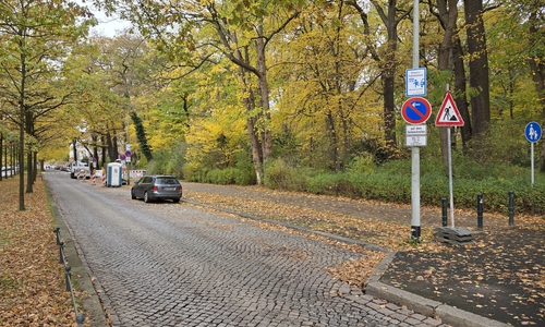 Die Elternhaltestelle in der Jasperallee. Auch außerhalb der Verbotszeit an einem Mittwochvormittag wurden die Parkplätze kaum genutzt.