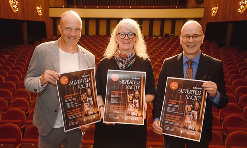 Thorsten Nindel, Theaterleiterin Dr. Bettina Wilts und Stefan Honrath präsentieren das diesjährige Silvester-Stück. 