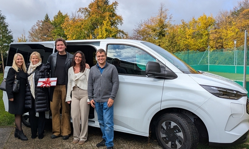Mara-Lena Macke, Fachdienstleiterin Bildung und Soziales der Stadt Goslar (li.), Oberbürgermeisterin Urte Schwerdtner (2. v. li.) sowie Camilla Dal Pos und Jannik Voß von der Stadtjugendpflege freuen sich über den neuen E-Bus, der dank der Spende des Goslarers Thadaeus Otto (Mitte) angeschafft werden konnte.
