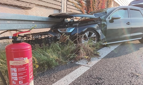 Der Audi war in die Leitplanke gefahren.